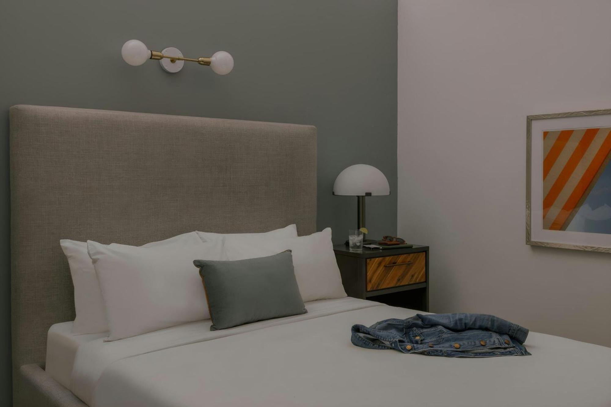 One-Bedroom Apartment Queen Sofa Bed,1666753381:JPEG