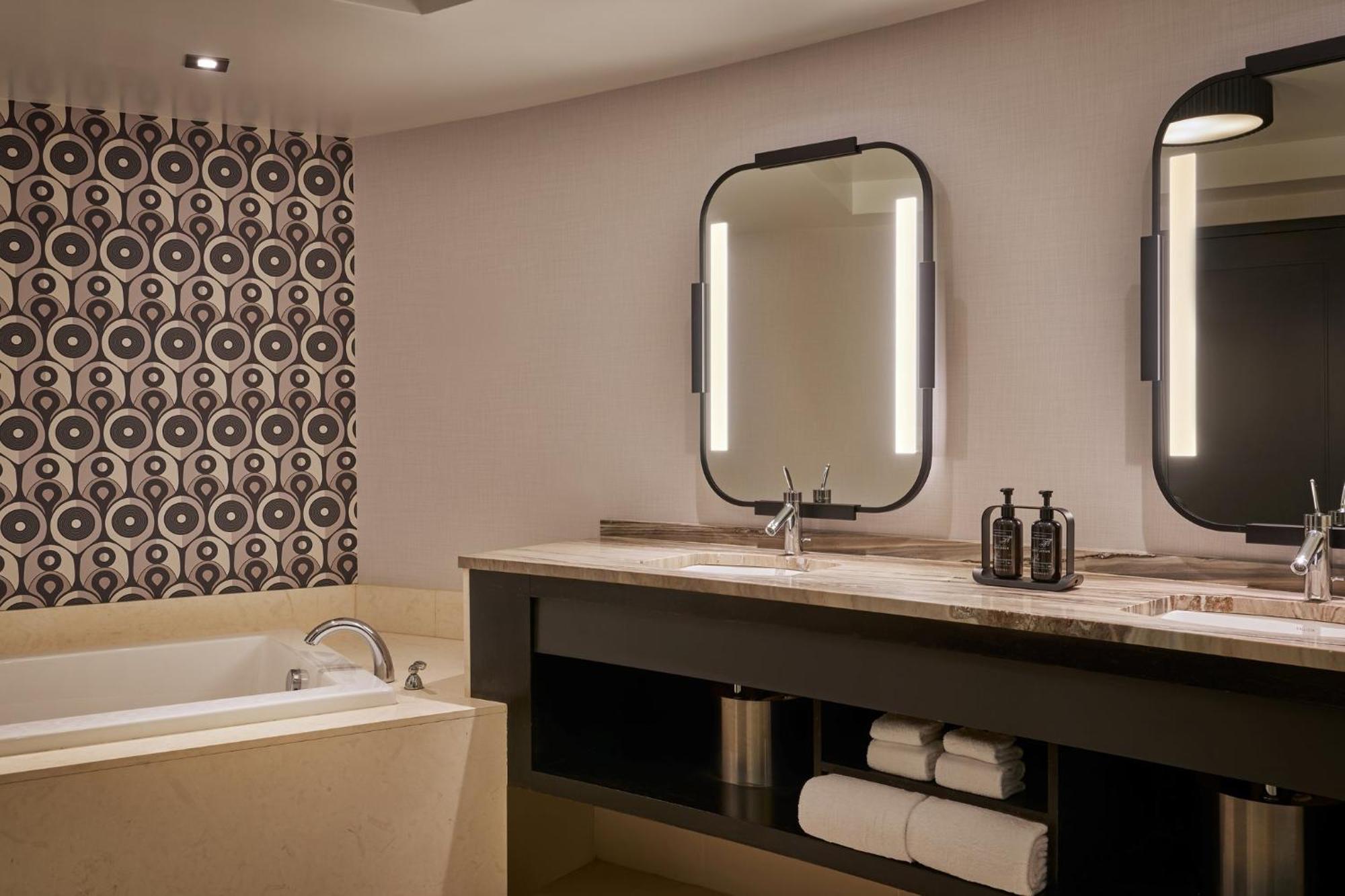 Executive Corner Suite